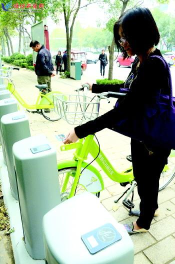 市民在站點(diǎn)刷卡取車。記者 殷夢(mèng)